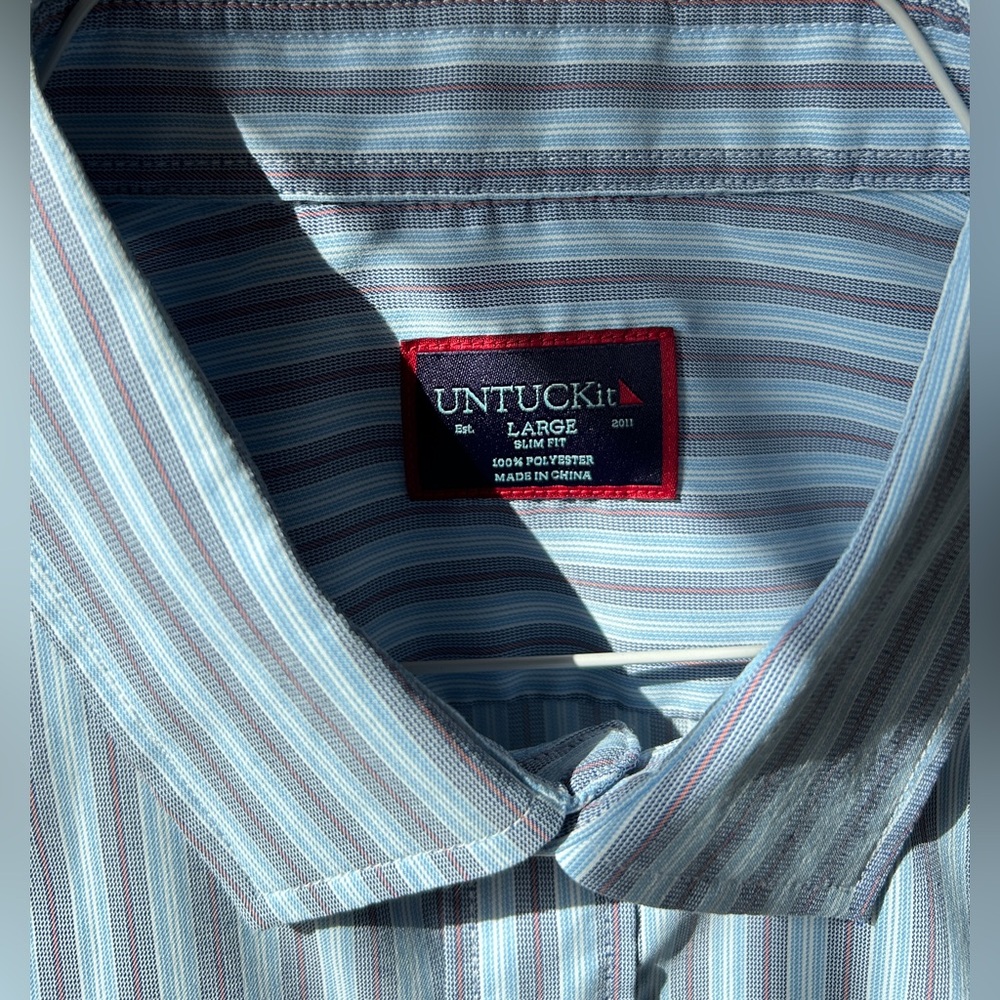 Men’s sz L UntuckIt short sleeve button down shirt.Excellent. Blue/red stripe